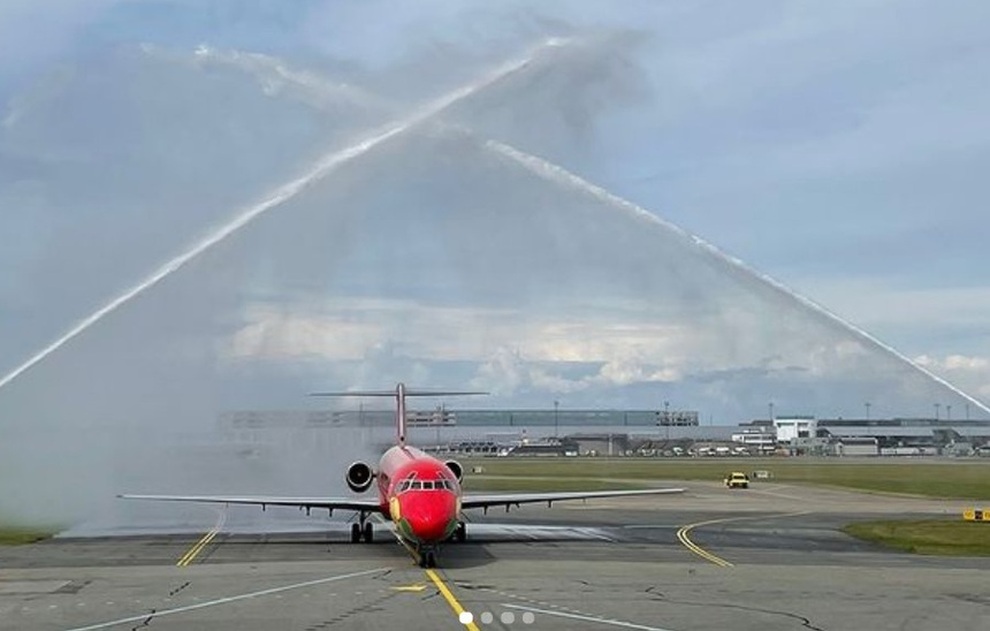 Cổ động viên chào đón tuyển thủ Đan Mạch trở về nhà như người hùng - 1