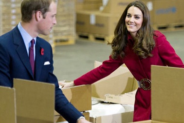 Vợ chồng Hoàng tử William đóng gói hàng cứu trợ 