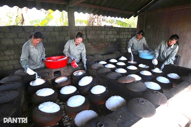 Người đàn ông “lột xác” cho hạt muối ở làng nghề hơn 400 năm tuổi