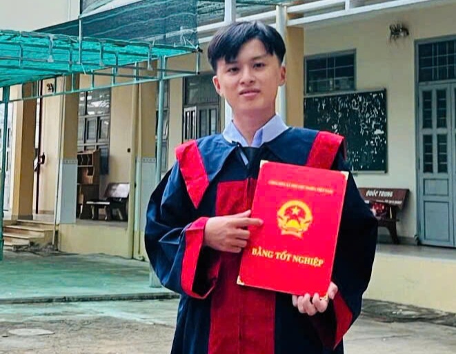 बेहद दर्दनाक नाम वाला छात्र विश्वविद्यालय का वेलेडिक्टोरियन बना - 2 Cậu học trò mang cái tên quá đau thương trở thành thủ khoa đại học - 2