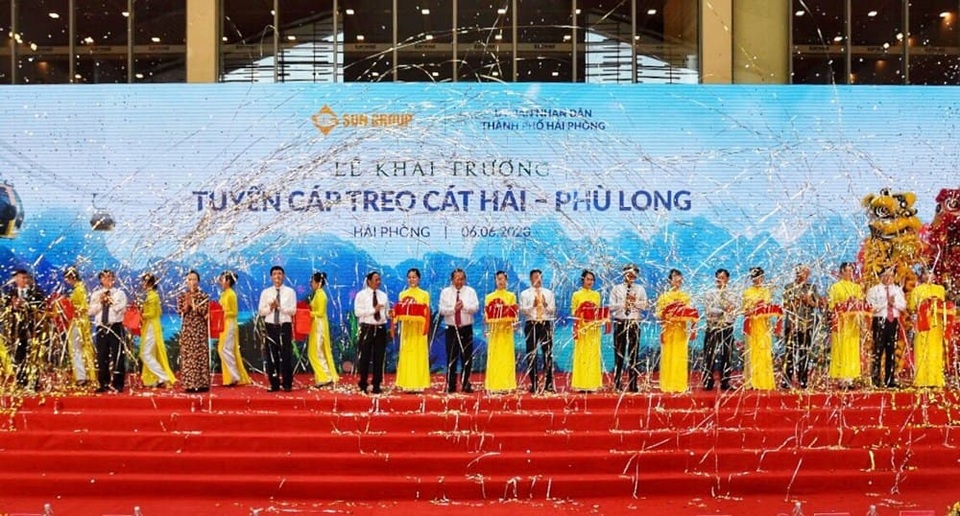 Phó Thủ tướng cắt băng khai trương tuyến cáp vượt biển - 1 Phó Thủ tướng cắt băng khai trương tuyến cáp vượt biển - 1