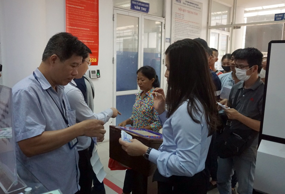 Người dân Hà Nội ùn ùn đi làm trợ cấp thất nghiệp... từ 5h sáng - 11 Người dân Hà Nội ùn ùn đi làm trợ cấp thất nghiệp... từ 5h sáng - 11