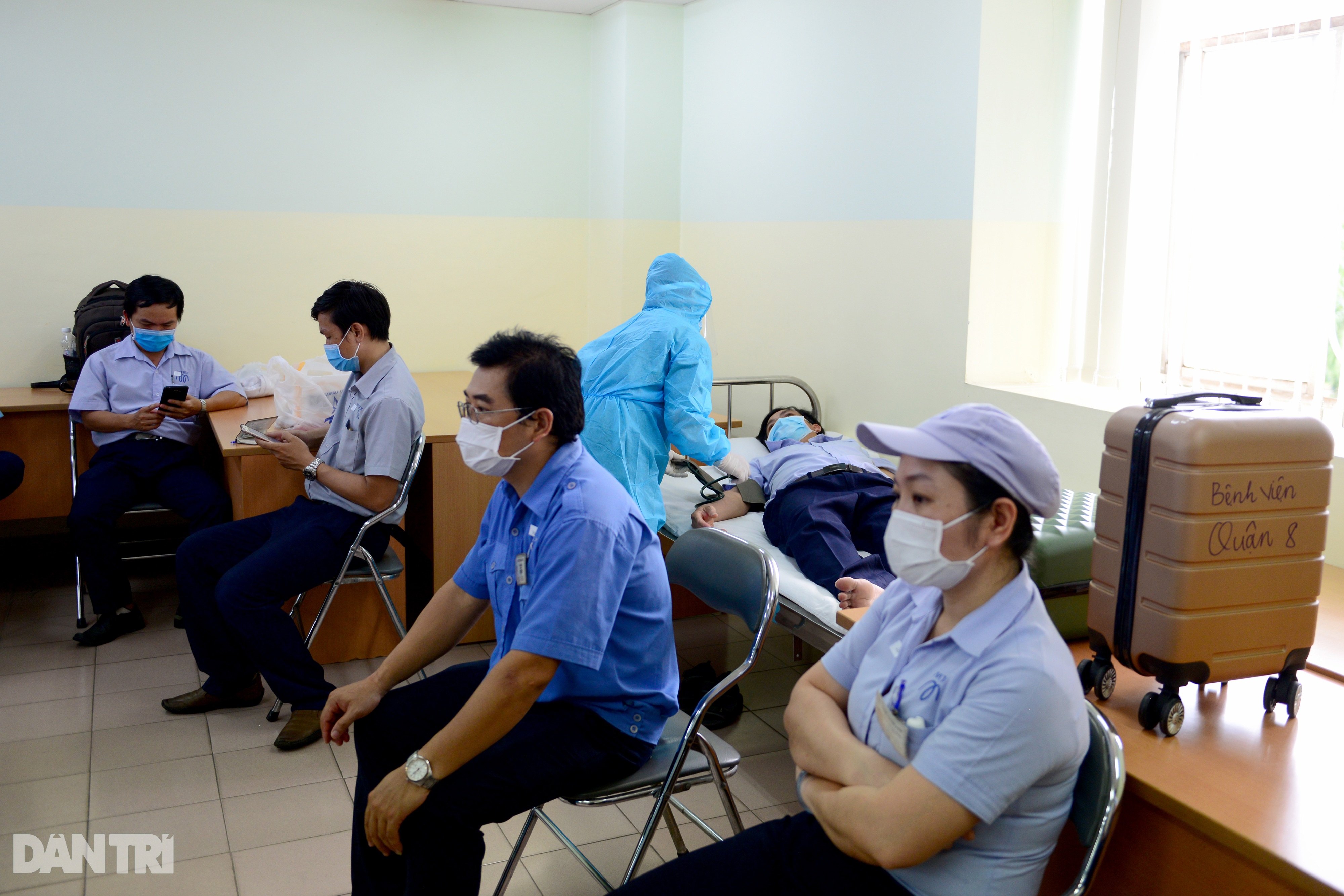 TPHCM tập hợp hàng trăm y, bác sĩ tiêm vắc xin cho 5.000 người lao động - 12