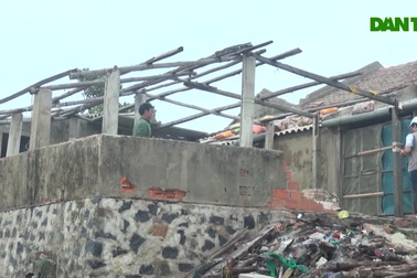 Người dân Phú Yên khẩn trương "chạy" bão số 6