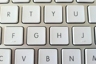 Tại sao trên phím F và J ở tất cả các bàn phím đều có gờ nhỏ?