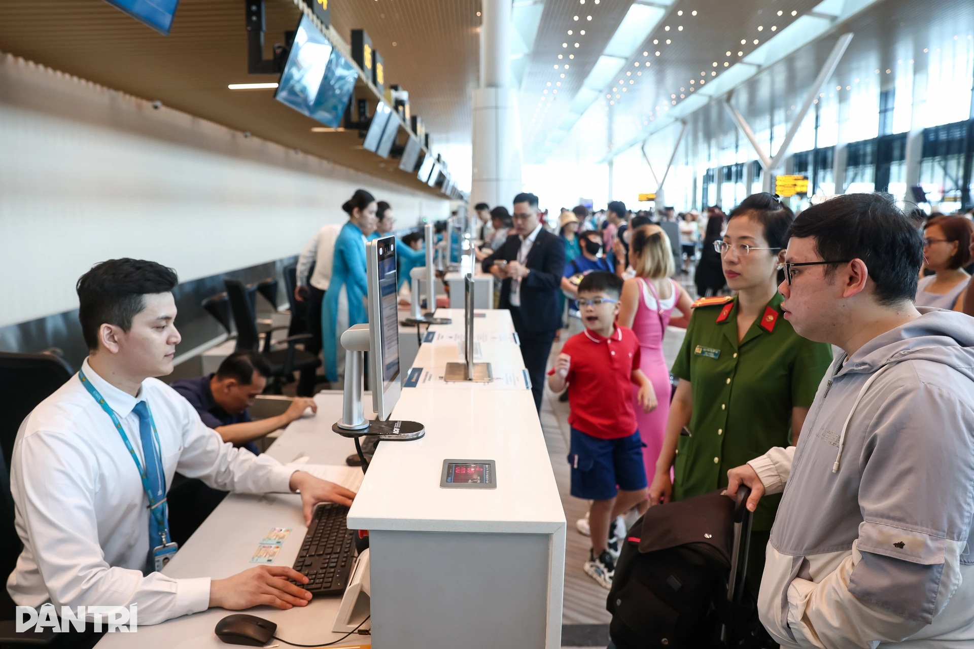 Người dân sử dụng sinh trắc học để lên máy bay tại nhà ga T3 Tân Sơn Nhất - 7