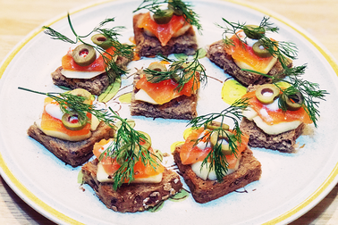 Ngon miệng với bánh mỳ cá hồi hun khói