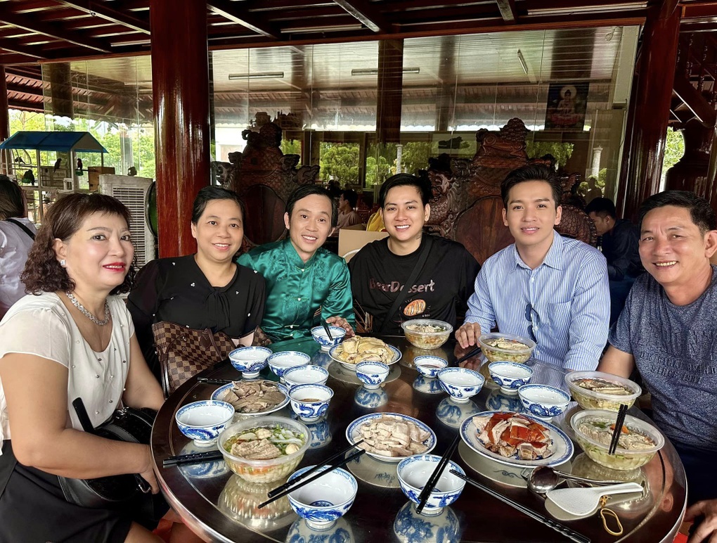 Cuộc sống Hoài Linh tuổi 54: Chăm chỉ làm vườn, thích ăn cơm cá khô - 5