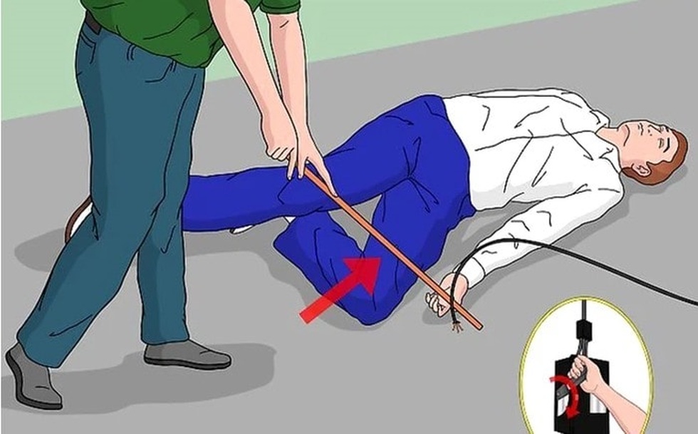 Bé gái suýt gặp họa vì dùng điện thoại đang cắm sạc - 1