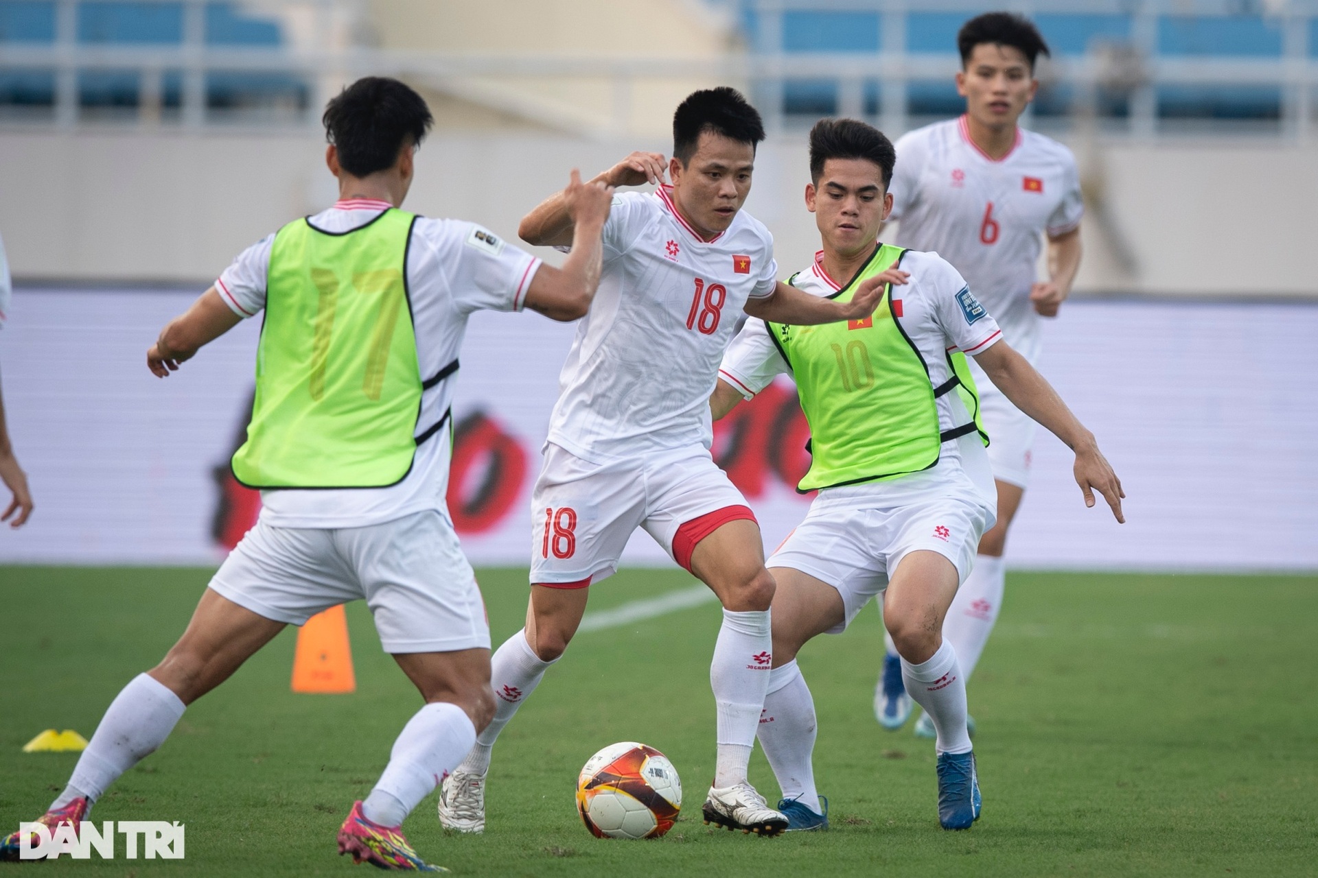 HLV Troussier căng thẳng, liên tục dừng buổi tập của tuyển Việt Nam - 8 HLV Troussier căng thẳng, liên tục dừng buổi tập của tuyển Việt Nam - 8