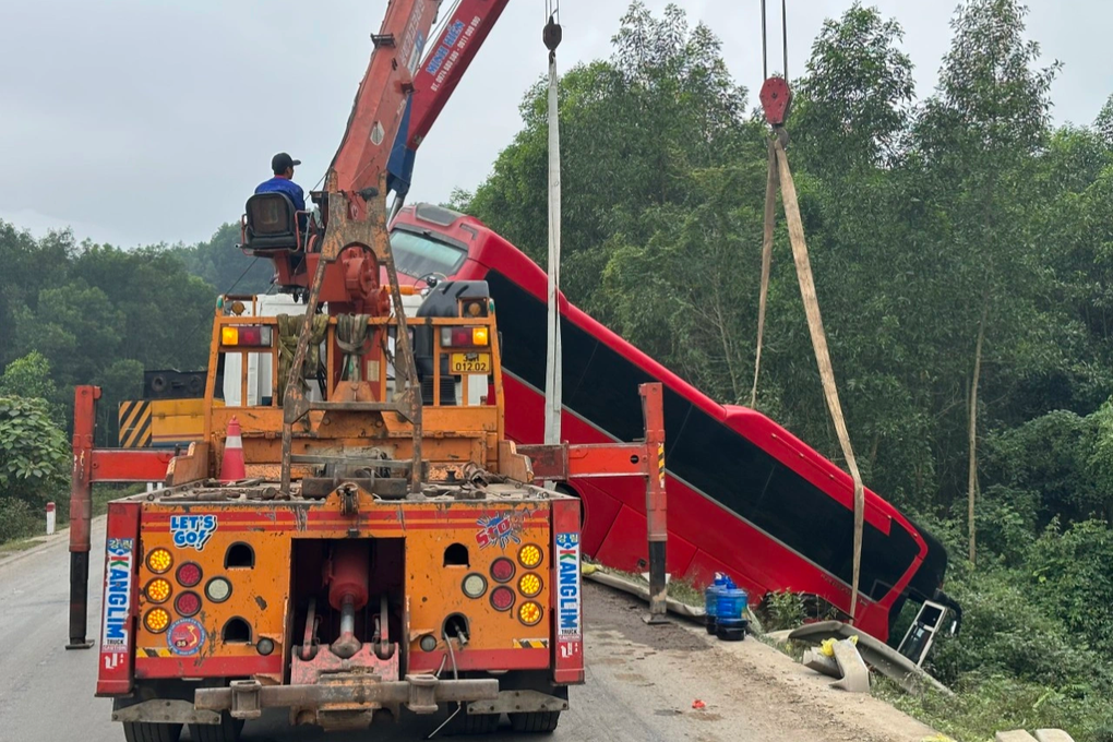 Xe khách chở 30 người lao xuống vệ đường - 1 Xe khách chở 30 người lao xuống vệ đường - 1