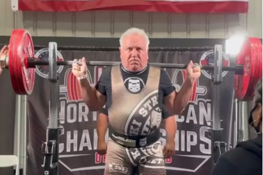 Cụ ông 71 tuổi nâng tạ phá 4 kỷ lục thế giới trong 1 ngày