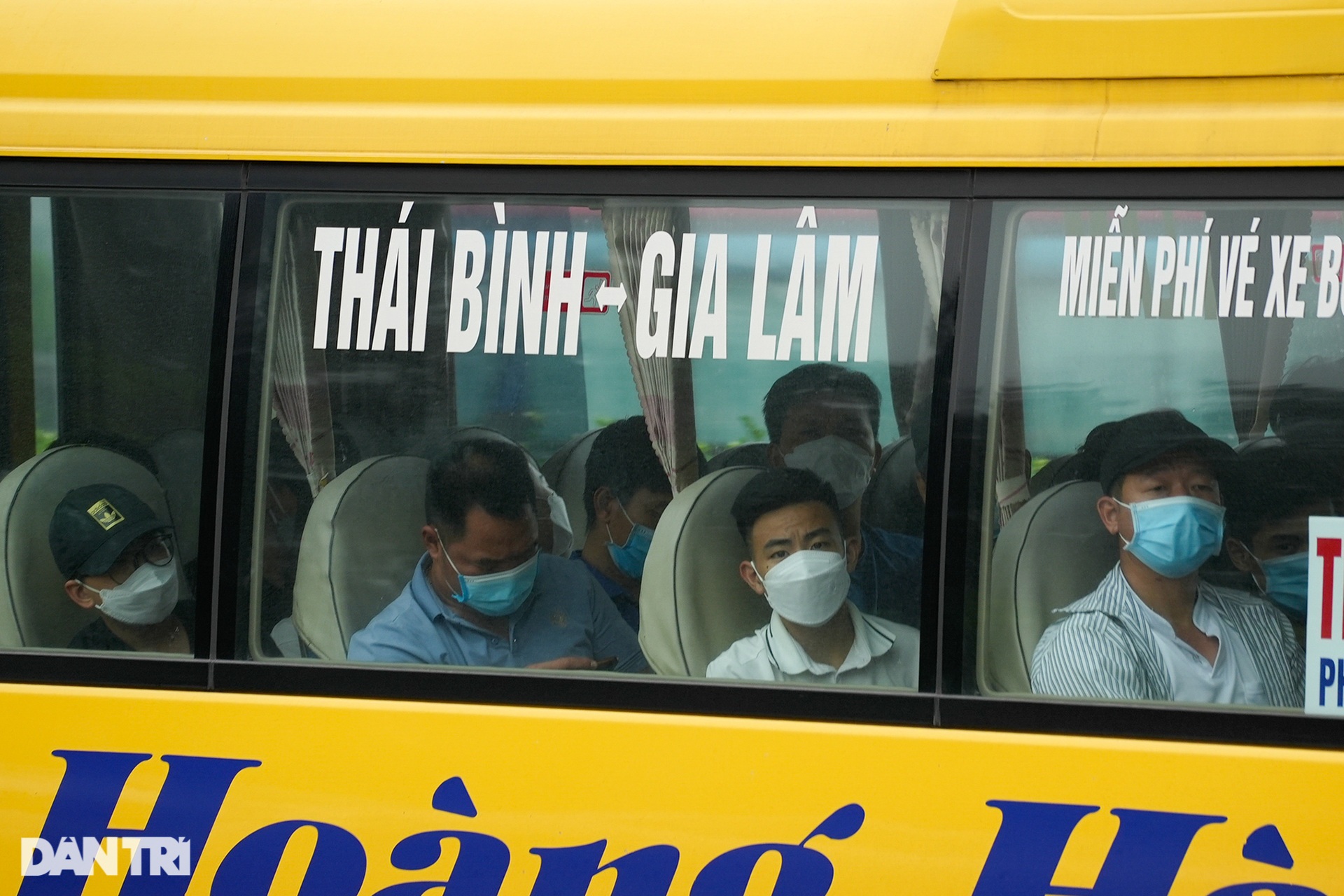 Hàng vạn người đội mưa rời Hà Nội trước kỳ nghỉ lễ 30/4 và 1/5 - 11 Hàng vạn người đội mưa rời Hà Nội trước kỳ nghỉ lễ 30/4 và 1/5 - 11