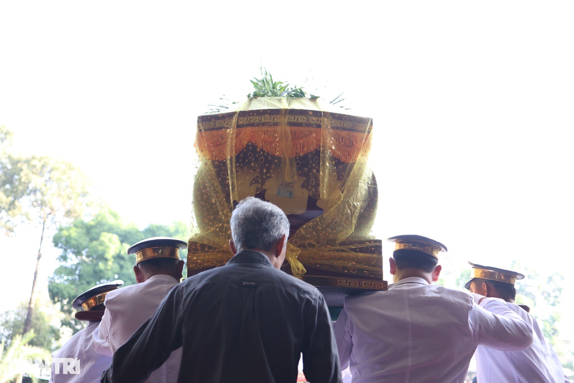 Tiễn biệt Thẩm Thúy Hằng: NSND Kim Cương đứng không vững, Mộng Tuyền nức nở - 12 Tiễn biệt Thẩm Thúy Hằng: NSND Kim Cương đứng không vững, Mộng Tuyền nức nở - 12