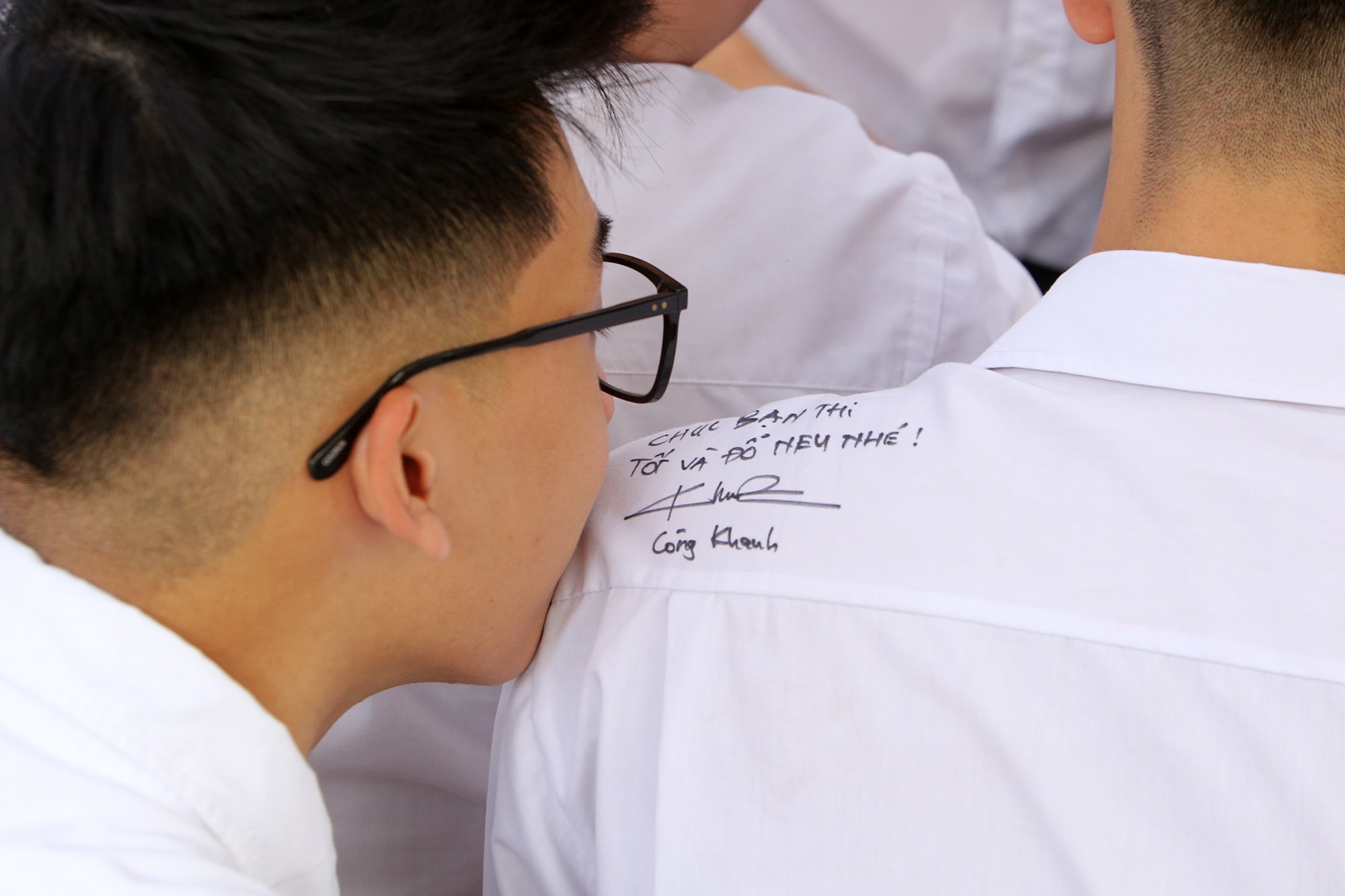 Nữ sinh phố cổ khóc nức nở trong phút chia tay tuổi học trò - 18 Nữ sinh phố cổ khóc nức nở trong phút chia tay tuổi học trò - 18