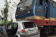 Tàu hỏa tông ô tô, 4 người thoát chết trong gang tấc