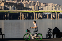 Hàn Quốc tìm cách kéo thanh niên cô lập ra khỏi nhà