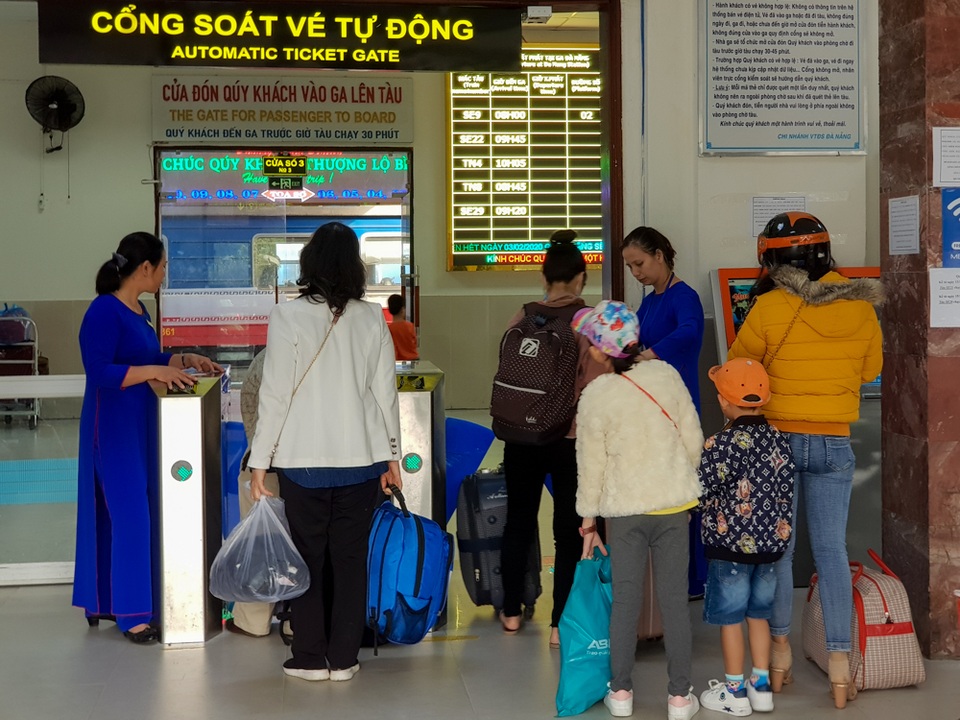 Người dân tay xách nách mang rời Đà Nẵng về quê ăn Tết - 5 Người dân tay xách nách mang rời Đà Nẵng về quê ăn Tết - 5