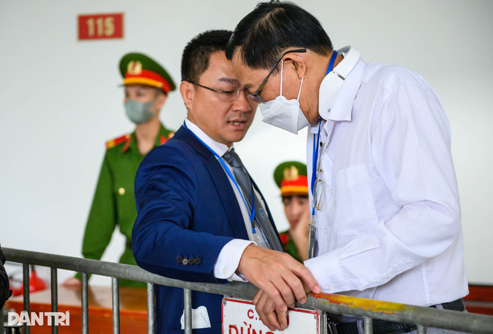 Cựu Thứ trưởng Cao Minh Quang đứng không vững, được tòa cho ngồi khai báo - 3