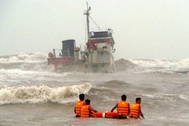 Biển động dữ dội, cứu nạn tàu Vân Đồn 02 gặp khó khăn 