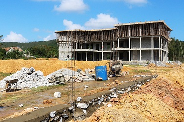 Bi hài thi công dang dở trụ sở uỷ ban mới "ngã ngửa" phát hiện nhà tài trợ lừa đảo