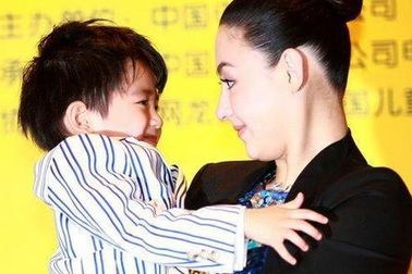 Bé Lucas lên tiếng bảo vệ mẹ Trương Bá Chi