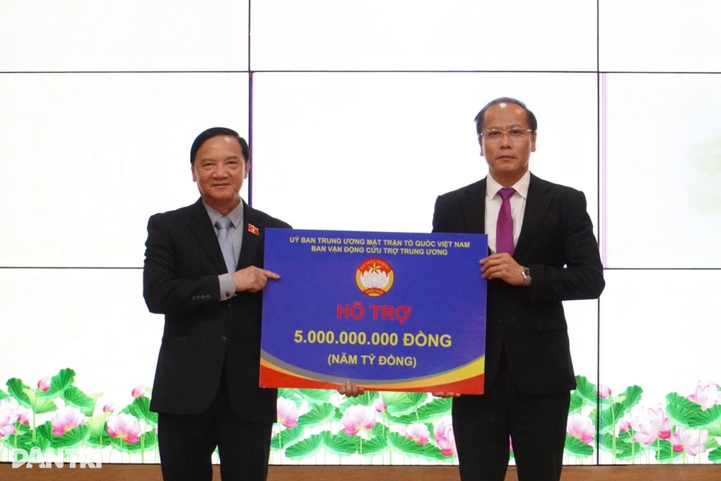 Đại diện Liên bang Nga trao quà hỗ trợ Khánh Hòa khắc phục hậu quả mưa lũ - 2 Đại diện Liên bang Nga trao quà hỗ trợ Khánh Hòa khắc phục hậu quả mưa lũ - 2