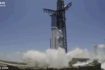 Video "quái vật" của SpaceX nhả khói khổng lồ trước sứ mệnh lịch sử