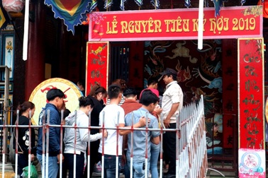 Trắng đêm xếp hàng ở Hội An chờ xin xăm, xin lộc