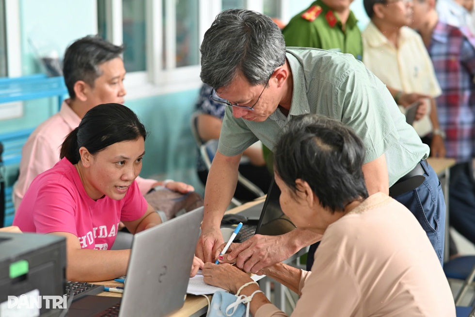 Bà con miền Nam nhận quà Tết Độc lập: Nhà mở tiệc, người giữ tiền kỷ niệm - 3 Bà con miền Nam nhận quà Tết Độc lập: Nhà mở tiệc, người giữ tiền kỷ niệm - 3