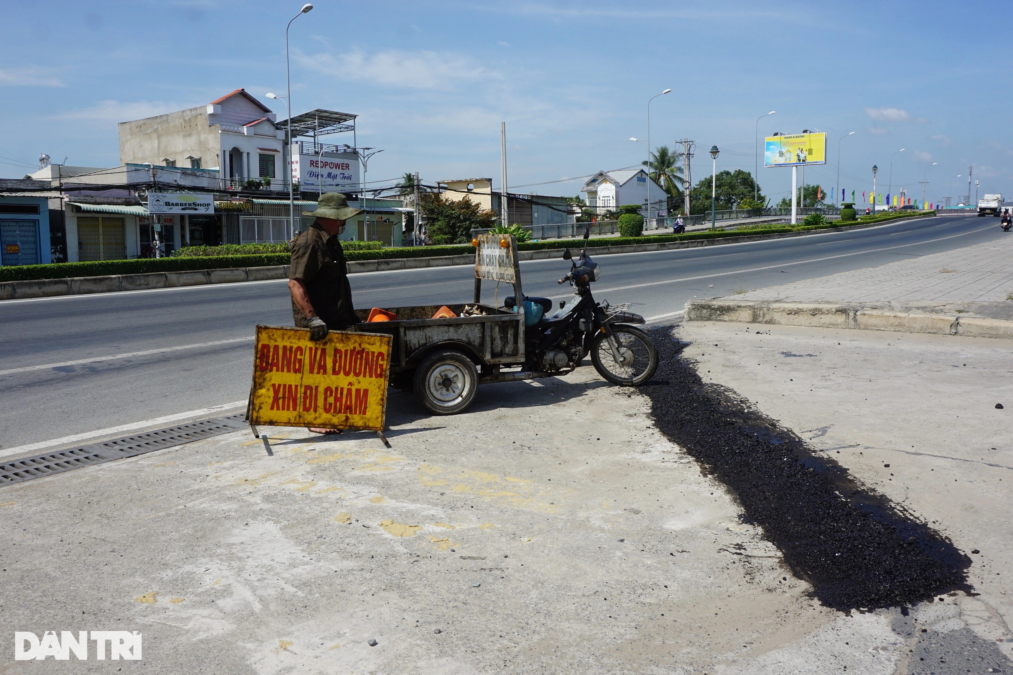 Triết lý bí mật của người đàn ông tật nguyền ngày ngày lê chân vá đường - 7 Triết lý bí mật của người đàn ông tật nguyền ngày ngày lê chân vá đường - 7
