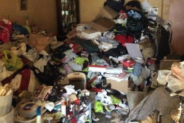 Cận cảnh bên trong ngôi nhà "rác ngập cao hơn đầu" gây sốc