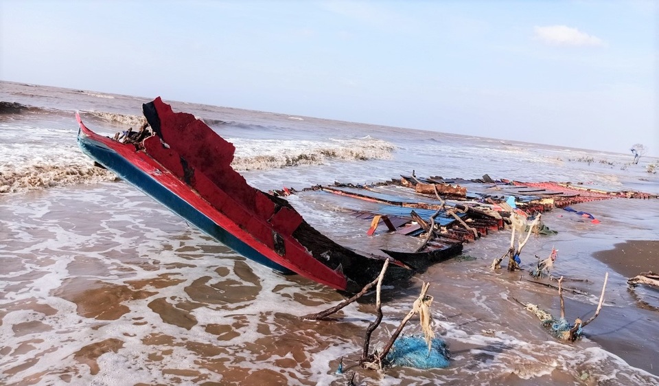 Biên phòng Sóc Trăng cứu 3 thuyền viên người Indoneisa trôi dạt trên biển - 3 Biên phòng Sóc Trăng cứu 3 thuyền viên người Indoneisa trôi dạt trên biển - 3