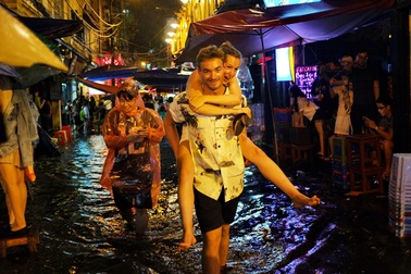 Mưa ngập phố cổ Hà Nội, du khách Tây phấn khích lội nước