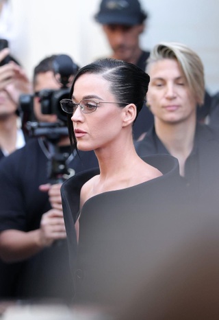 Kim Kardashian diện váy cúp ngực gợi cảm, đeo trang sức tiền tỷ tại Pháp - 6