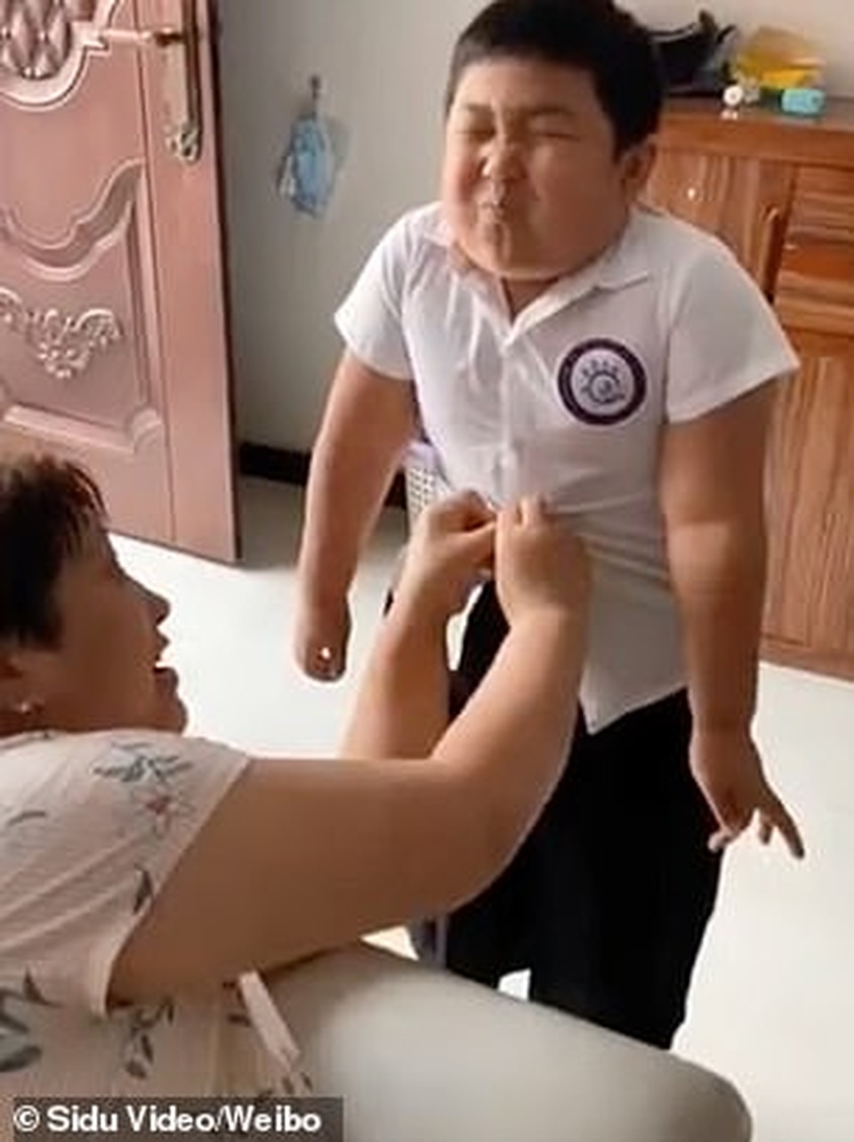 Bật cười hình ảnh cậu bé ních không vừa đồng phục sau mùa Covid-19 - 1 Bật cười hình ảnh cậu bé ních không vừa đồng phục sau mùa Covid-19 - 1