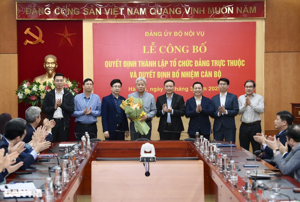 Công bố quyết định về công tác tổ chức, cán bộ của Đảng ủy Bộ Nội vụ - 1 Công bố quyết định về công tác tổ chức, cán bộ của Đảng ủy Bộ Nội vụ - 1