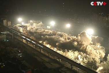 Trung Quốc: Xem 19 tòa nhà bị đánh sập trong nháy mắt