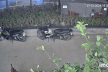 Kẻ gian bẻ khóa xe máy chưa tới 10 giây trước cửa tiệm bánh ở Hà Nội