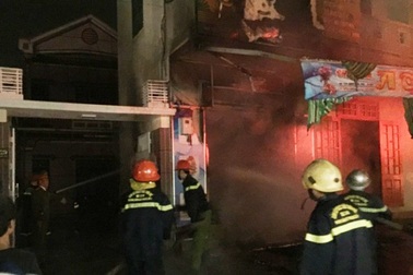 Cháy shop hoa tươi ở tòa nhà 3 tầng trong đêm, 2 mẹ con chạy thoát