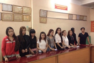 Kiểm tra nhà hàng, phát hiện gần chục “chân dài” dương tính với ma túy