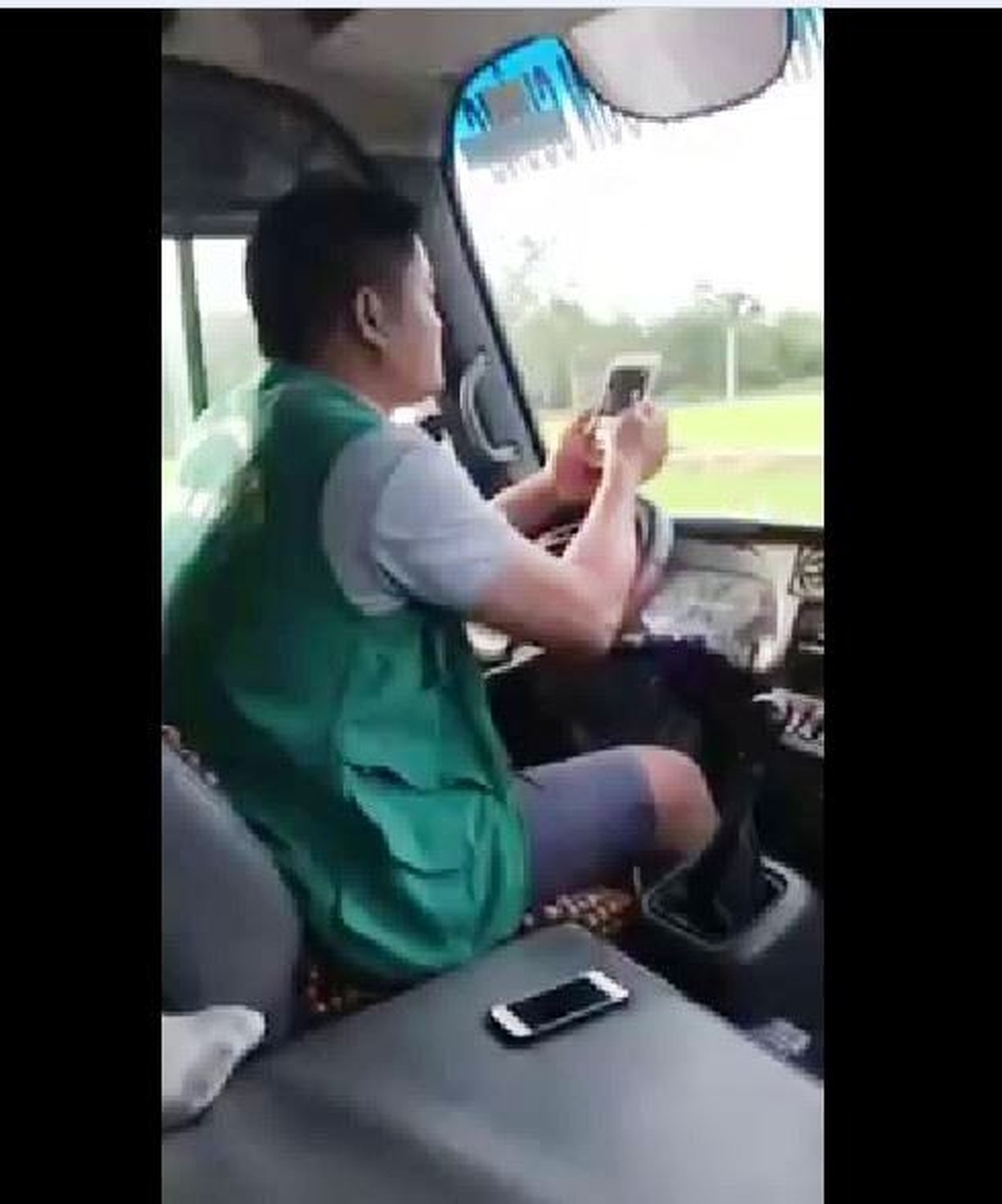 Tài xế xe buýt vừa lái xe vừa sử dụng điện thoại gây phẫn nộ dư luận - 1 Tài xế xe buýt vừa lái xe vừa sử dụng điện thoại gây phẫn nộ dư luận - 1