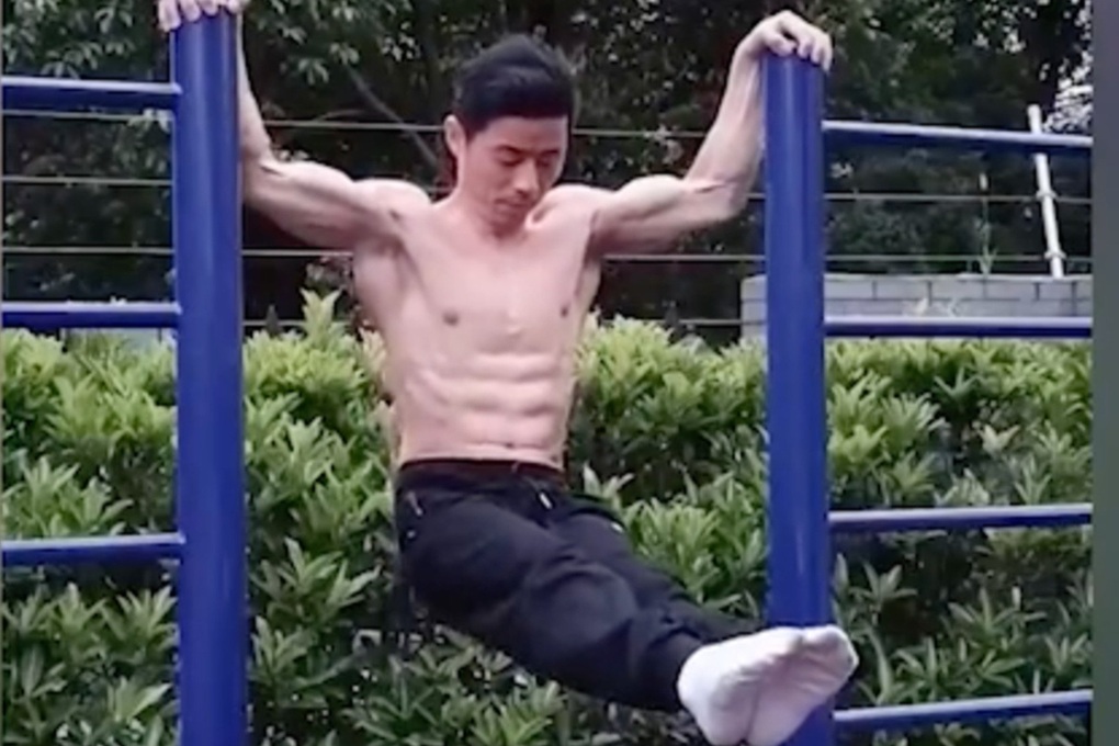 Ông chú bán cá 50 tuổi khoe cơ bụng 8 múi, bí quyết tập luyện không tưởng - 2 Ông chú bán cá 50 tuổi khoe cơ bụng 8 múi, bí quyết tập luyện không tưởng - 2