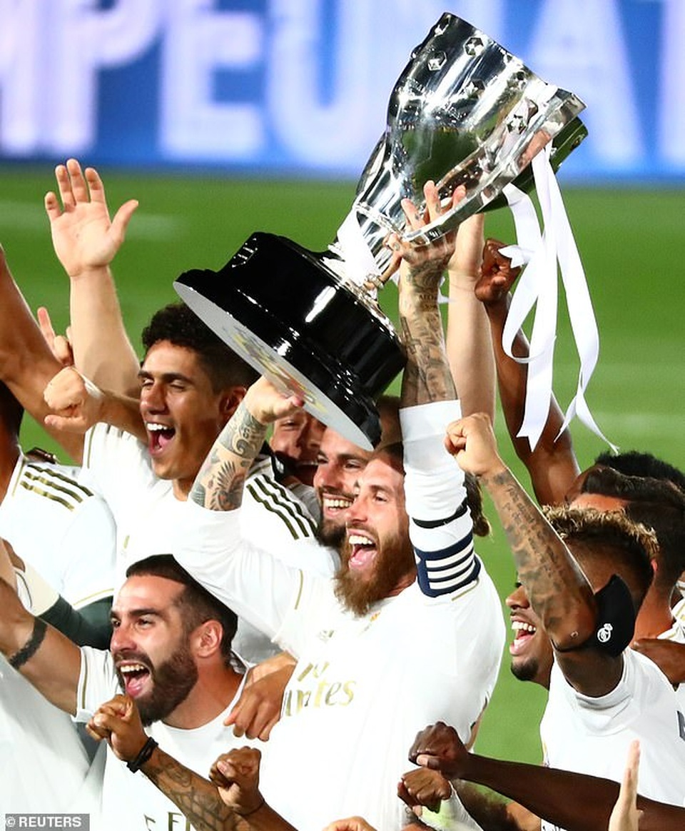 Benzema lập cú đúp, Real Madrid vô địch La Liga lần thứ 34 - 10 Benzema lập cú đúp, Real Madrid vô địch La Liga lần thứ 34 - 10