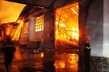 Ba mẹ con tử vong vì tiệm tạp hóa bốc cháy trong đêm