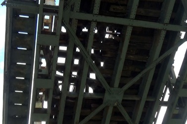 Cầu thủng "há miệng" chờ người rơi xuống sông