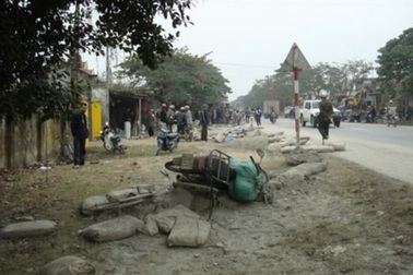 Xe chở xi măng rải khắp quốc lộ 1A