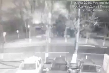 Khoảnh khắc máy bay FlyDubai chở 62 người rơi tại Nga bốc cháy.