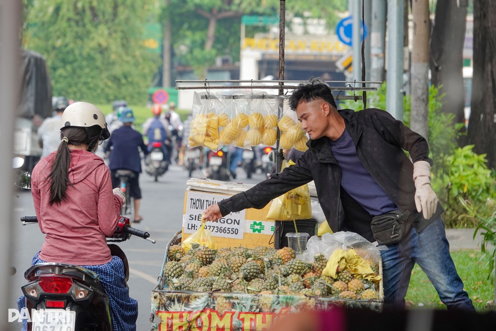 Kiếm bạc triệu mỗi ngày nhờ nắng nóng thiêu đốt ở TPHCM - 5 Kiếm bạc triệu mỗi ngày nhờ nắng nóng thiêu đốt ở TPHCM - 5