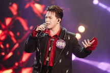 Quang Anh gây chú ý khi hôn vũ công lạ trên sân khấu